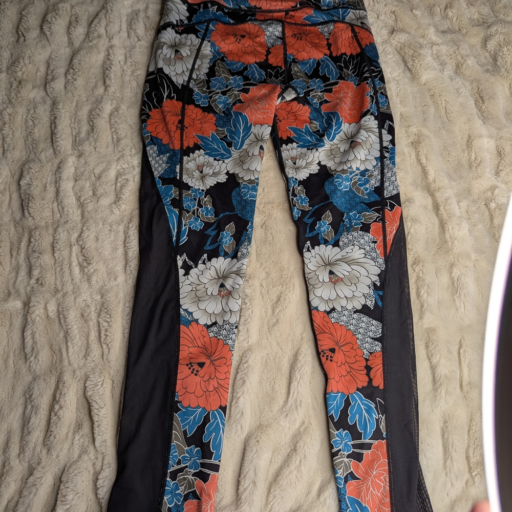 Price drop - Sweaty Betty Vibrant Floral Leggings - Black, Red, Blue, White
